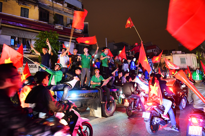 Đêm không ngủ của người hâm mộ bóng đá ở Hà Nội